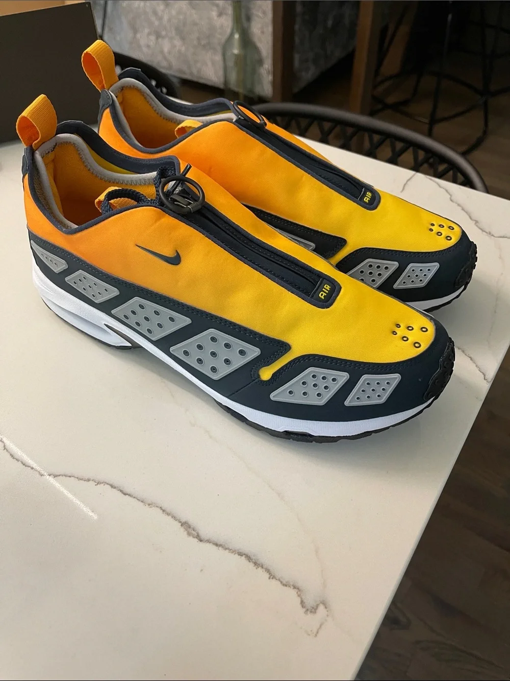 Air Max Sndr Canyon Gold (never worn)